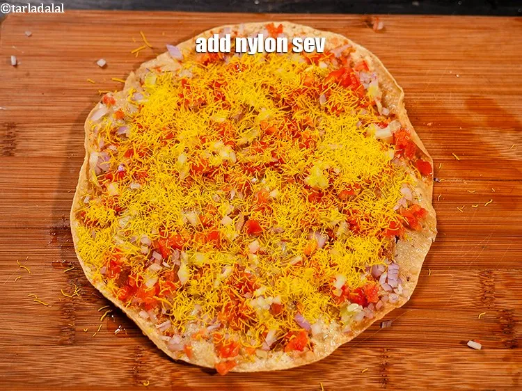 स्टेप 16 – &nbsp;१ टेबल-स्पून&nbsp;<a href=""https://www.tarladalal.com/glossary-nylon-sev-hindi-2630i"">नायलॉन सेव</a>&nbsp;डालें।&nbsp;&nbsp;