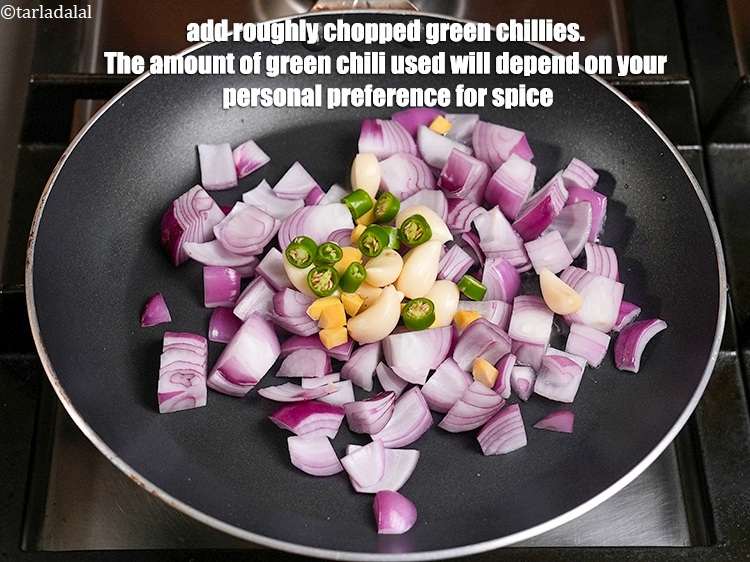 स्टेप 16 – १&nbsp;मोटे तौर पर&nbsp;<a href="https://www.tarladalal.com/glossary-chopped-green-chilli-hindi-820i">कटी हुई हरी मिर्च</a> डालें। उपयोग की …