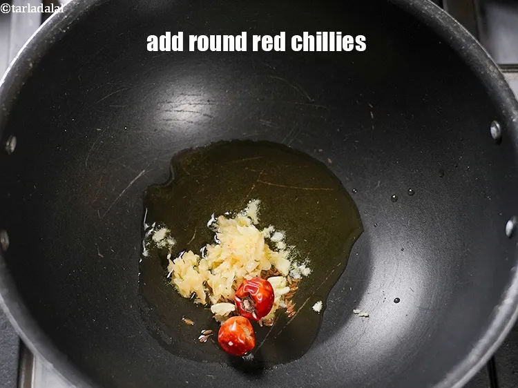 स्टेप 16 – २&nbsp;<a href=""https://www.tarladalal.com/glossary-round-red-chillies-boriya-chilli-boria-mirch-hindi-1096i"">गोल लाल मिर्च (बोरिया मिर्च)</a>&nbsp;डालें।&nbsp;