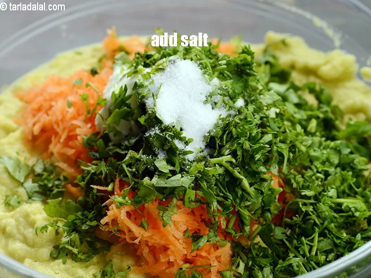 स्टेप 16 – <a href=""https://www.tarladalal.com/glossary-salt-namak-table-salt-hindi-418i"">नमक</a>&nbsp;स्वादअनुसार&nbsp;<span style=""font-size:11pt""><span style=""font-family:Calibri,sans-serif""><span style=""background-color:white""><span style=""font-family:&quot;Nirmala UI&quot;,sans-serif""><span style=""color:black"">डालें।</span></span></span></span></span>