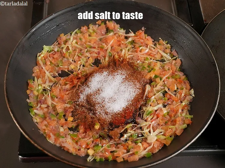 स्टेप 21 – सीजन में नमक डालें और पनीर मसाला स्टफिंग के स्वाद …