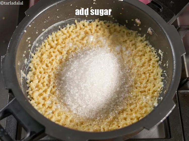 स्टेप 16 – &frac12; कप चीनी डालें।