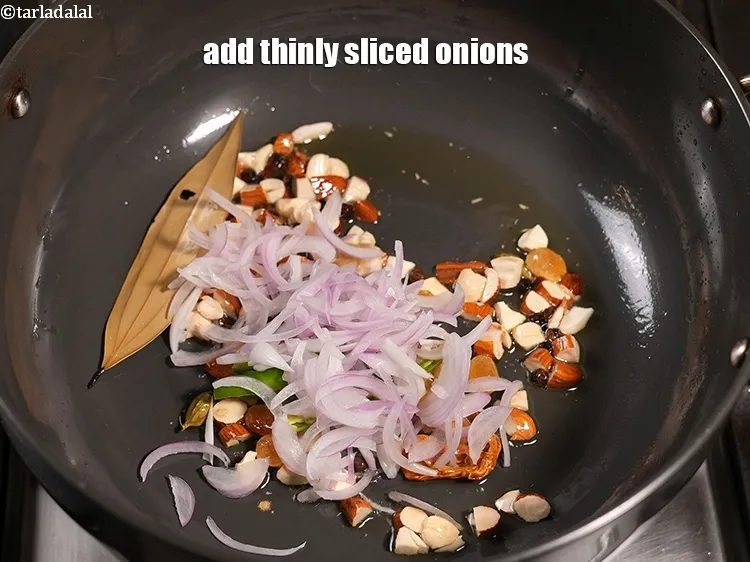 स्टेप 16 – १/४ कप&nbsp;पतले&nbsp;<a href=""https://www.tarladalal.com/glossary-chopped-onions-hindi-722i"">कटे हुए प्याज़</a>&nbsp;डालें।&nbsp;&nbsp; &nbsp;