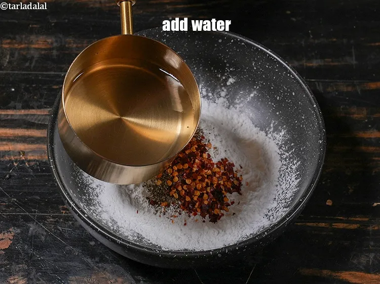 स्टेप 16 – &frac14; कप पानी डालें।