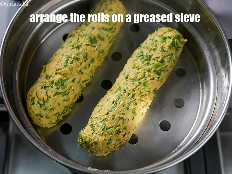 स्टेप 16 – रोल्स को चुपड़ी हुई छलनी पर रखें।