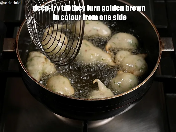 स्टेप 16 – एक तरफ से सुनहरा भूरा होने तक डीप फ्राई करें।