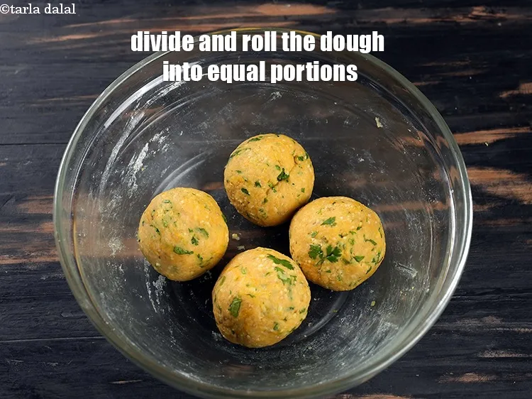 स्टेप 20 – आटे को 4 बराबर भागों में बाँटकर बेल लें।