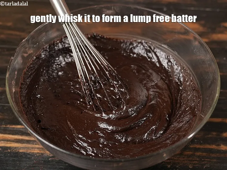 स्टेप 16 – इसे धीरे-धीरे फेंटें ताकि गांठ रहित मिश्रण तैयार हो जाए।