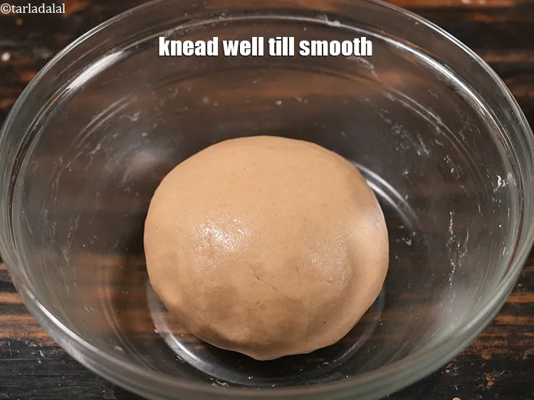 स्टेप 16 – चिकना होने तक अच्छी तरह गूंधें।