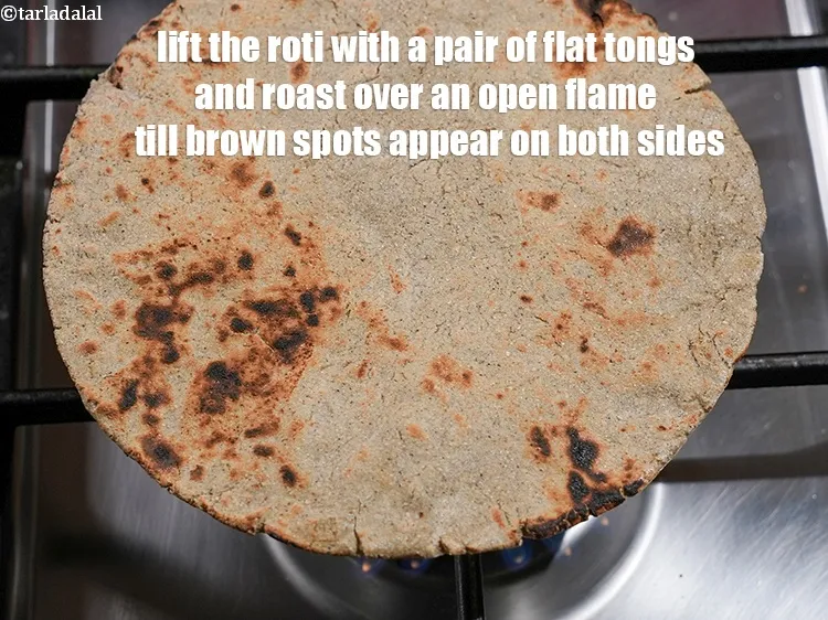 स्टेप 16 – रोटी को चपटे चिमटे से उठाएं और खुली आंच पर …