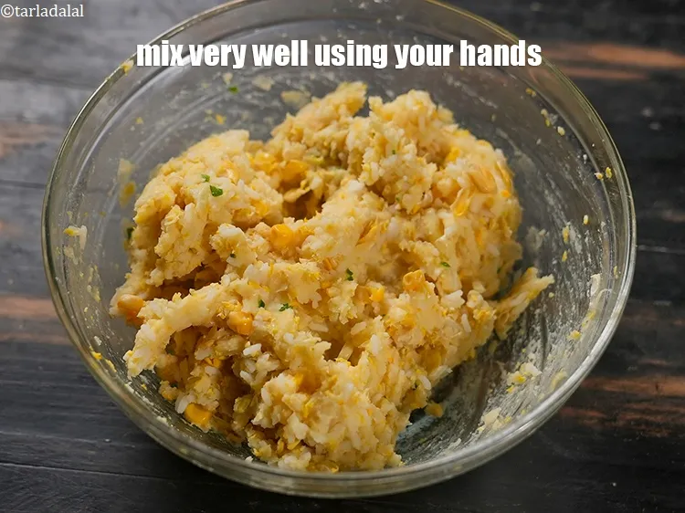 स्टेप 16 – अपने हाथों से अच्छी तरह मिलाएं।