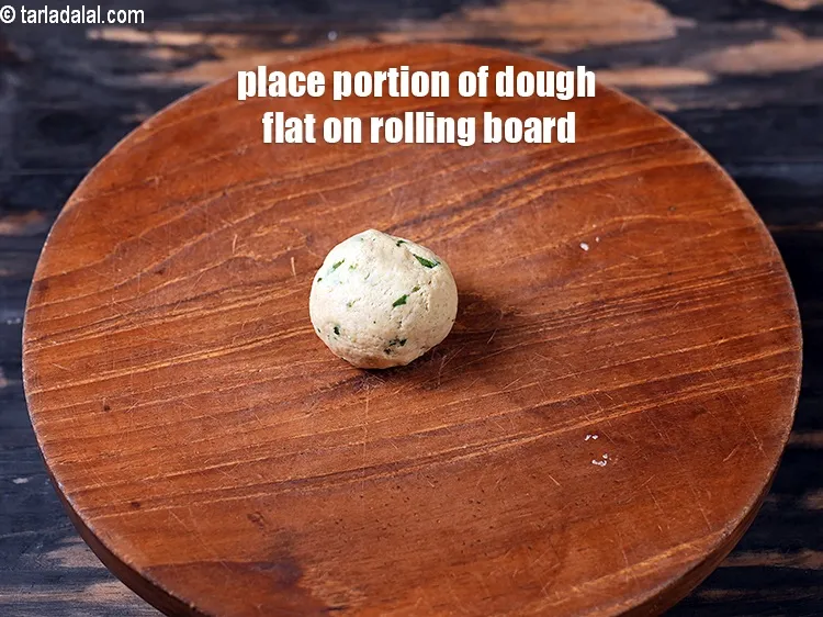 स्टेप 16 – आटे के एक भाग को चकले पर रखें।&nbsp;