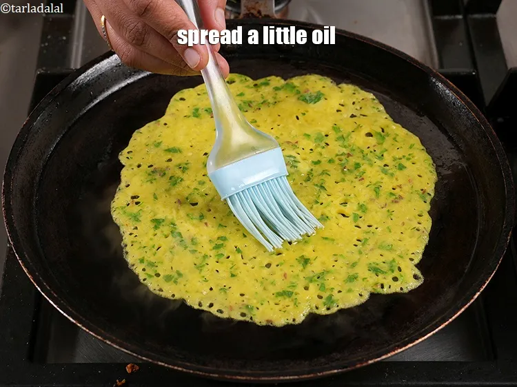 स्टेप 16 – घावने पर थोड़ा सा तेल लगाएं और उसे एक तरफ …