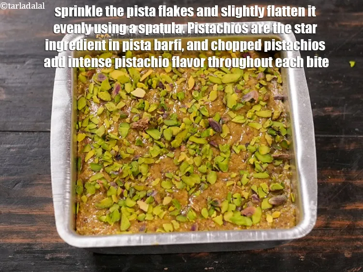 स्टेप 16 – पिस्ता के टुकड़े छिड़कें और इसे स्पैटुला का उपयोग करके …