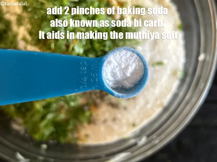 स्टेप 45 – फिर&nbsp;<a href=""https://www.tarladalal.com/glossary-baking-soda-soda-bi-carb-hindi-615i"">बेकिंग सोडा</a>&nbsp;मिलाएं।&nbsp;जिसे सोडा-बाइ-कार्ब भी कहा जाता है।&nbsp;<strong>यह मुठिया को …