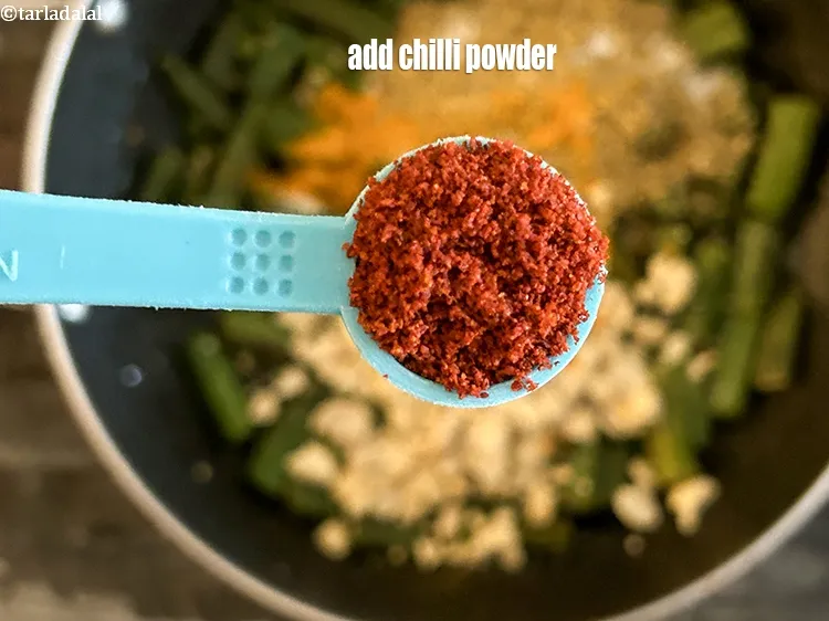स्टेप 21 – १/२ टी-स्पून&nbsp;<a href=""https://www.tarladalal.com/glossary-chilli-powder-red-chilli-powder-hindi-339i"">लाल मिर्च पाउडर</a>&nbsp;डालें।