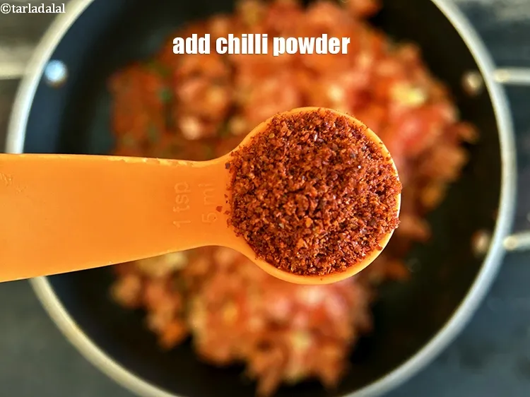 स्टेप 24 – २ टी-स्पून&nbsp;<a href=""https://www.tarladalal.com/glossary-chilli-powder-red-chilli-powder-hindi-339i"">मिर्च पाउडर</a>&nbsp;डालें।