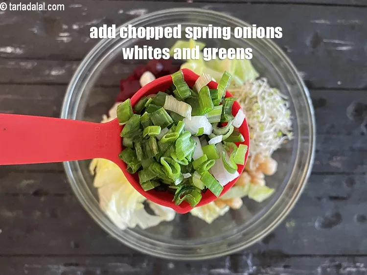 स्टेप 33 – १/४ कप&nbsp;<a href=""https://www.tarladalal.com/glossary-chopped-spring-onions-hindi-1575i"">कटे हुए हरा प्याज</a>&nbsp;डालें।&nbsp;