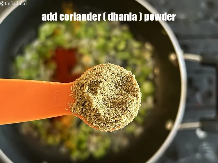 स्टेप 20 – १ टी-स्पून&nbsp;<a href=""https://www.tarladalal.com/glossary-coriander-powder-dhania-powder-hindi-370i"">धनिया पाउडर</a>&nbsp;डालें।
