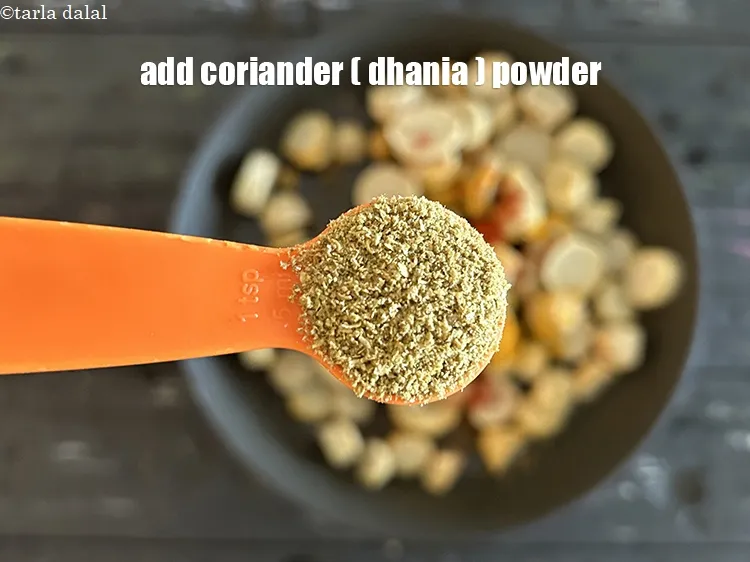 स्टेप 17 – १ टी-स्पून&nbsp;<a href=""https://www.tarladalal.com/glossary-coriander-powder-dhania-powder-hindi-370i"">धनिया पाउडर</a>&nbsp;डालें।