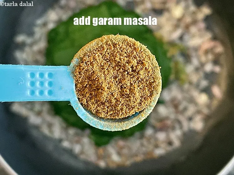 स्टेप 19 – १ टी-स्पून&nbsp;<a href=""https://www.tarladalal.com/glossary-garam-masala-hindi-296i"">गरम मसाला</a>&nbsp;डालें।&nbsp;&nbsp;