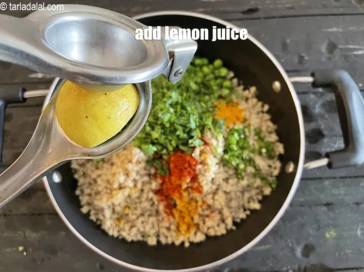 स्टेप 21 – २ टी-स्पून&nbsp;<a href=""https://www.tarladalal.com/glossary-lemon-juice-numbi-ka-ras-nimbu-ka-juice-hindi-471i"">नींबू का रस</a>&nbsp;डालें।