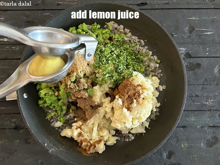 स्टेप 18 – १ टी-स्पून&nbsp;<a href=""https://www.tarladalal.com/glossary-lemon-juice-numbi-ka-ras-nimbu-ka-juice-hindi-471i"">नींबू का रस</a>&nbsp;डालें।&nbsp;