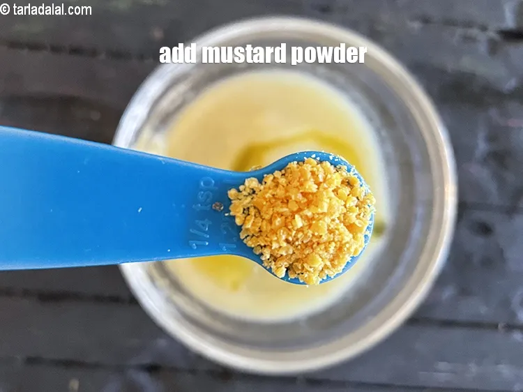 स्टेप 16 – १/४ टी-स्पून&nbsp;<a href=""https://www.tarladalal.com/glossary-mustard-powder-rai-powder-sarson-powder-powdered-sarson-hindi-526i"">राई/सरसों पाउडर</a>&nbsp;डालें।
