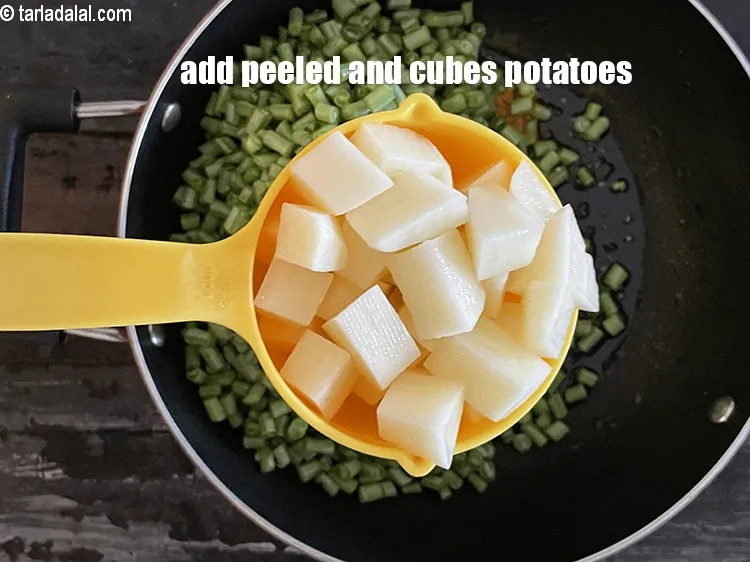 स्टेप 16 – १ कप&nbsp;छिले और&nbsp;<a href=""https://www.tarladalal.com/glossary-potato-cubes-hindi-725i"">कटे हुए आलू</a>&nbsp;डालें।&nbsp;&nbsp;