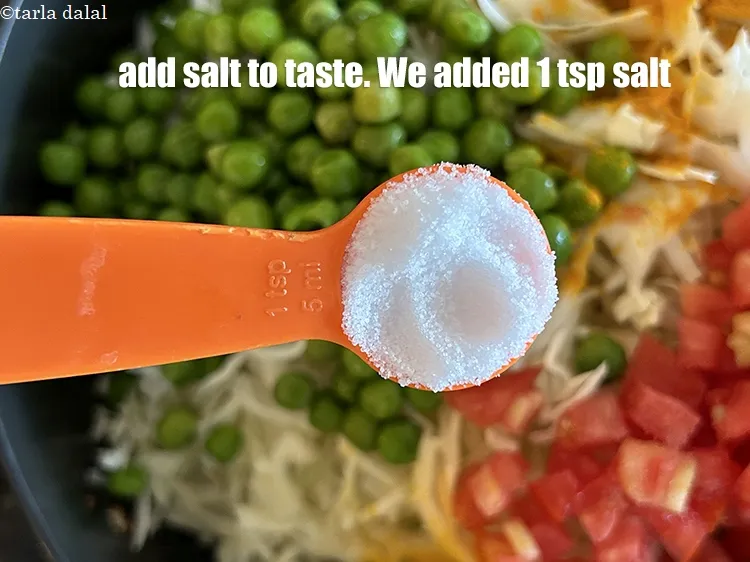 स्टेप 16 – स्वादानुसार नमक डालें।&nbsp;हमने 1 टी-स्पून नमक डाला है।