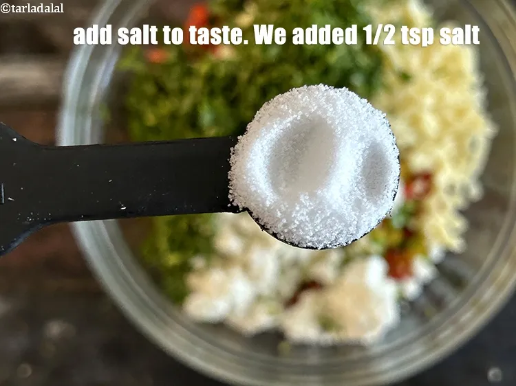 स्टेप 16 – स्वादानुसार नमक डालें।&nbsp;हमने 1/2 छोटी चम्मच नमक डाला&nbsp;है।&nbsp;