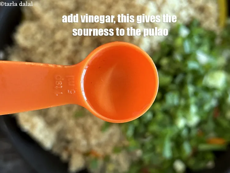 स्टेप 20 – १ टी-स्पून&nbsp;<a href=""https://www.tarladalal.com/glossary-vinegar-sirka-cooking-vinegar-hindi-341i"">सिरका</a>&nbsp;डालें।&nbsp; इससे पुलाव में खट्टापन आ जाता है।
