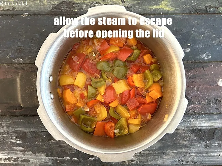 स्टेप 17 – ढक्कन खोलने से पहले भाप को निकलने दें।