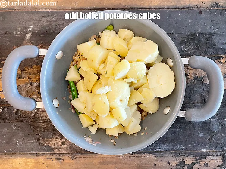 स्टेप 23 – ३ कप&nbsp;<a href=""https://www.tarladalal.com/glossary-boiled-potato-cubes-hindi-2312i"">उबाले हुए आलू के टुकड़े</a>&nbsp;डालें।