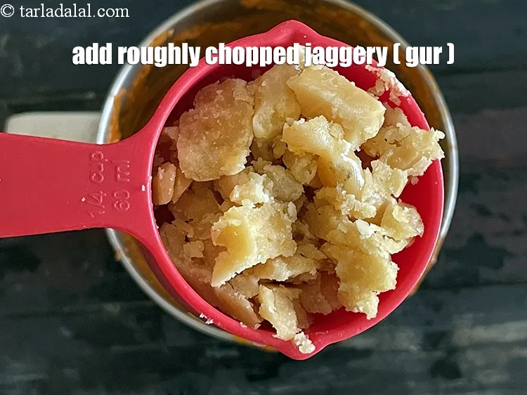 स्टेप 16 – १/४ कप&nbsp;<a href=""https://www.tarladalal.com/glossary-chopped-jaggery-hindi-946i"">कटा हुआ गुड़</a> डालें।