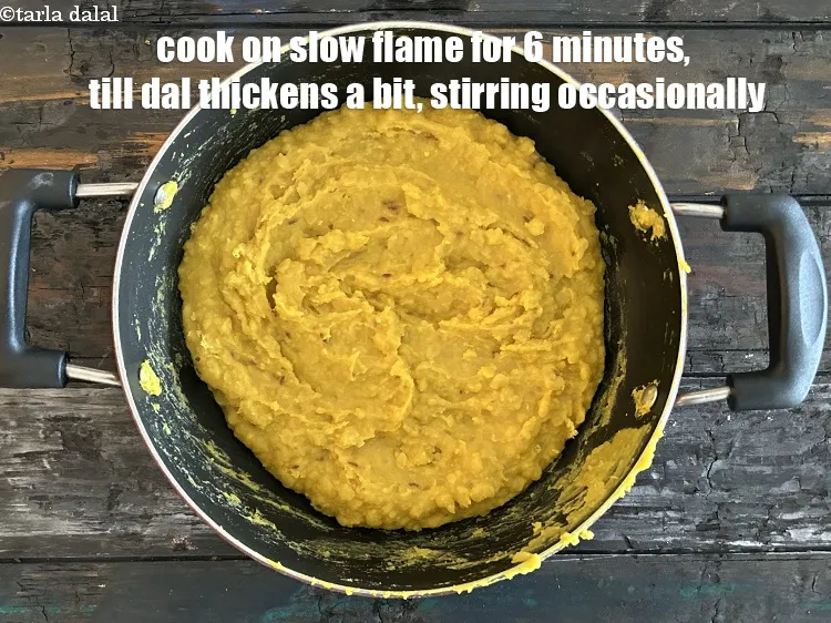 स्टेप 23 – <strong>धीमी आंच पर 6 मिनट </strong>तक या दाल के थोड़ा …