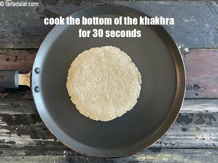 Step 17 – <meta charset="UTF-8" />Cook the bottom of the khakhra on medium heat for 30 seconds.&nbsp;