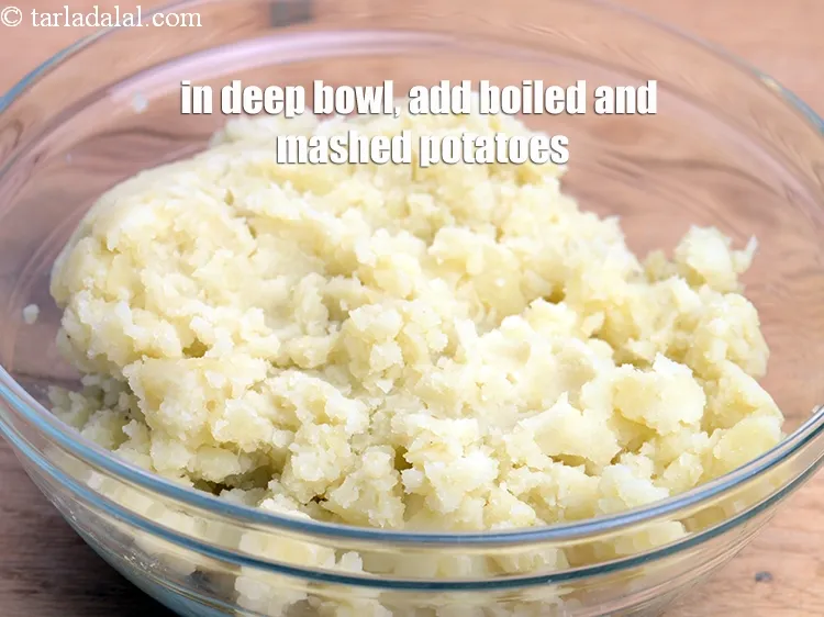 स्टेप 18 – एक गहरे कटोरे में ३ कप&nbsp;<a href=""https://www.tarladalal.com/glossary-boiled-and-mashed-potatoes-hindi-1831i"">उबले , छिले और …