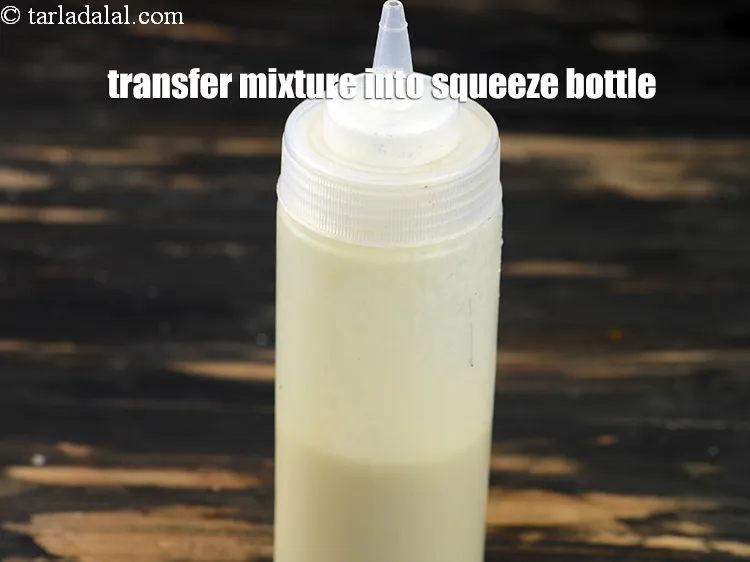 स्टेप 18 – &frac34; कप मिश्रण को एक निचोड़ बोतल में डालें, जब …