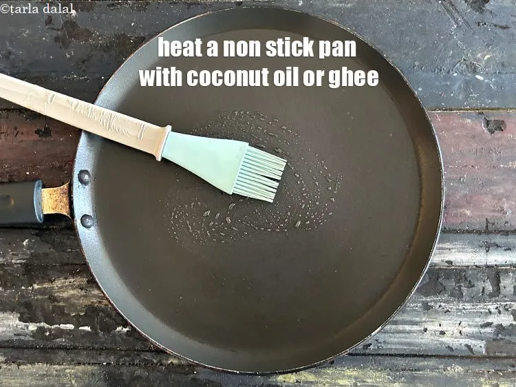 स्टेप 16 – एक नॉन स्टिक पैन गरम करें और इसे नारियल के …