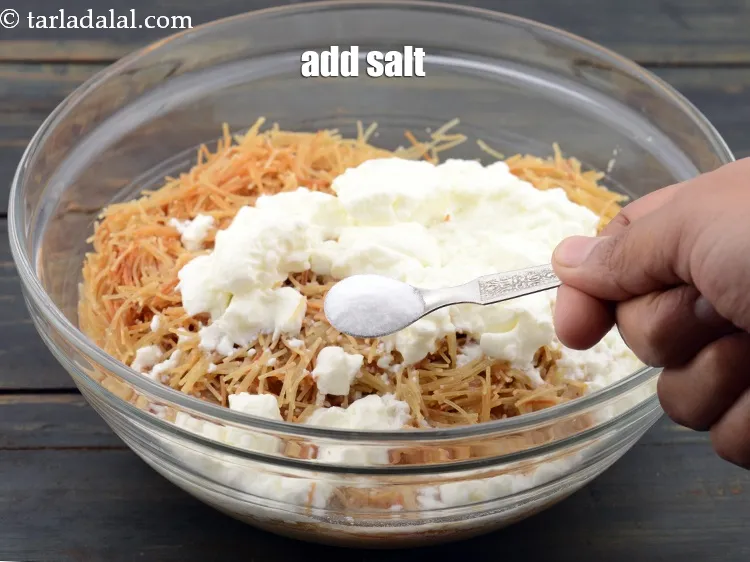 स्टेप 17 – स्वादानुसार नमक डालें।