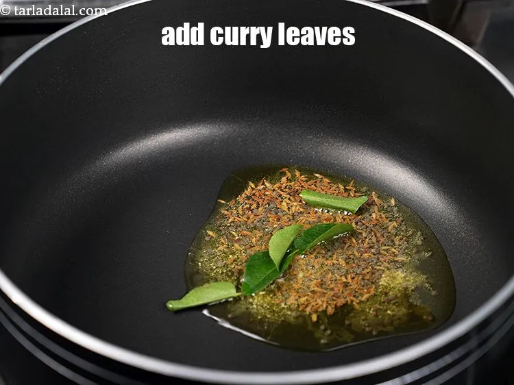 स्टेप 15 – ५&nbsp;<a href=""https://www.tarladalal.com/glossary-curry-leaves-kadi-patta-kadipatta-hindi-388i"">कड़ी पत्ते</a>&nbsp;डालें।