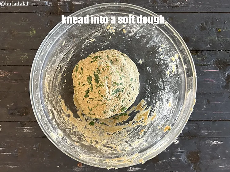 स्टेप 16 – नरम आटा गूथ लें।