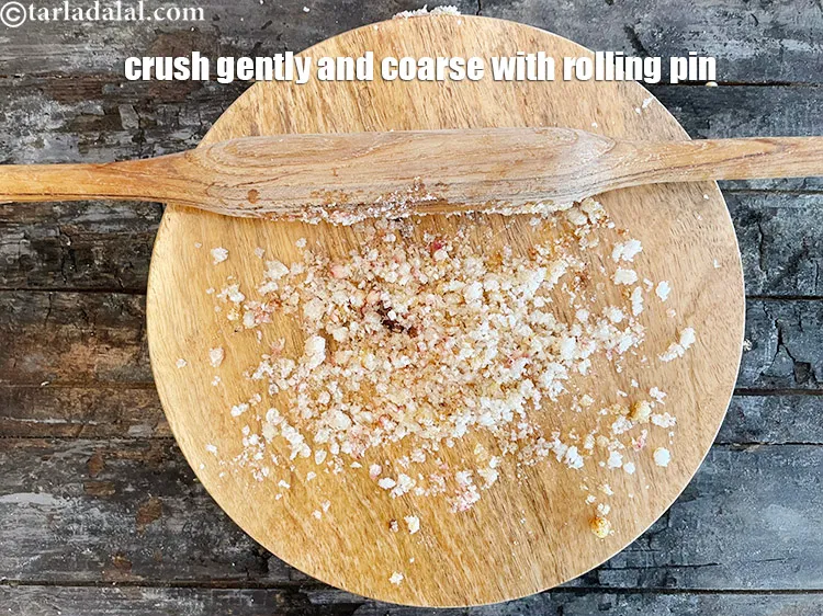 स्टेप 55 – ठंडे हुए गोंद को बेलन से दरदरा पीस लें। अपनी …