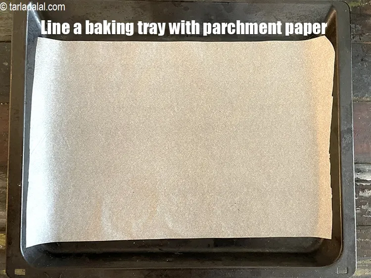 स्टेप 16 – पार्चमेंट पेपर से बेकिंग ट्रे को लाइन करें।