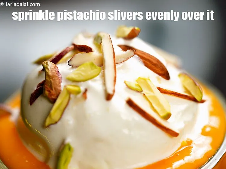 स्टेप 16 – इसके ऊपर समान रूप से&nbsp; १ टी-स्पून&nbsp;<a href=""https://www.tarladalal.com/glossary-pistachio-slivers-hindi-894i"">पिस्ता की कतरन</a>&nbsp;छिड़कें।