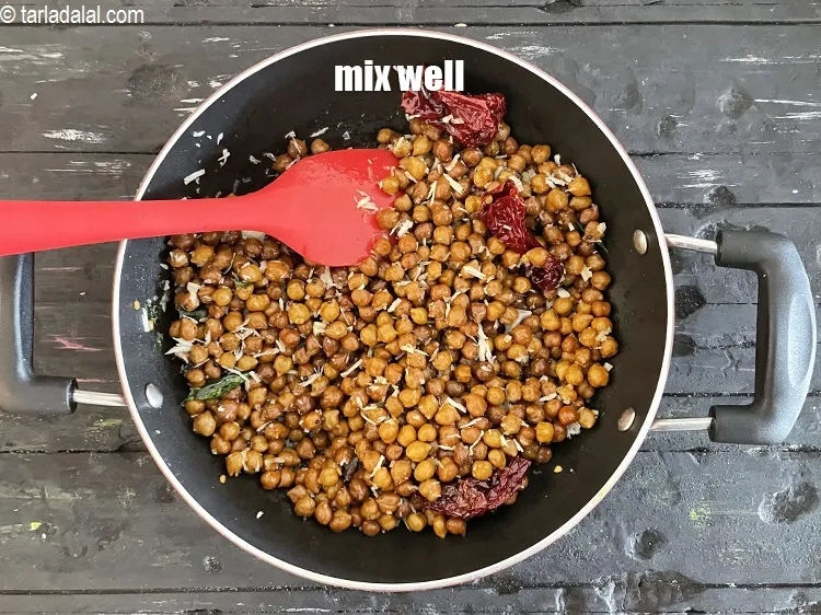 Step 28 – Mix <strong>kala chana sundal | black channa sundal | healthy kondakadalai sundal |&nbsp;</strong>well.