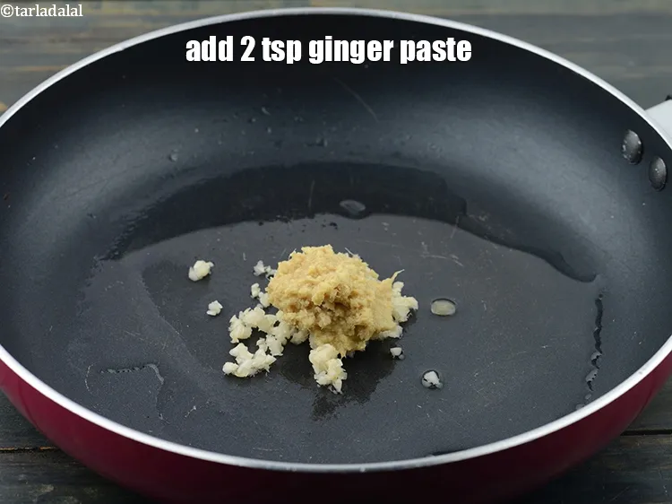 स्टेप 16 – २ टी-स्पून&nbsp;<a href=""https://www.tarladalal.com/glossary-ginger-paste-adrak-ki-paste-hindi-457i"">अदरक का पेस्ट</a>&nbsp;डालें&nbsp;&nbsp;। अदरक चटनी में टमाटर या …