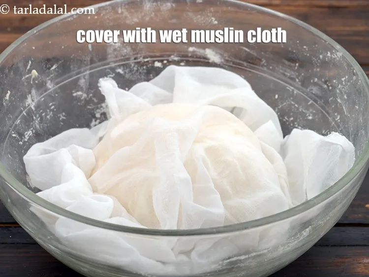 स्टेप 16 – 30 मिनट बाद आटा कुछ इस तरह दिखता है।