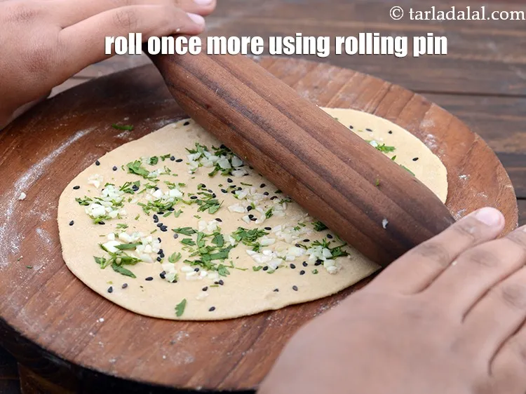 स्टेप 17 – बेलन का उपयोग करके इसे एक बार और रोल करें।